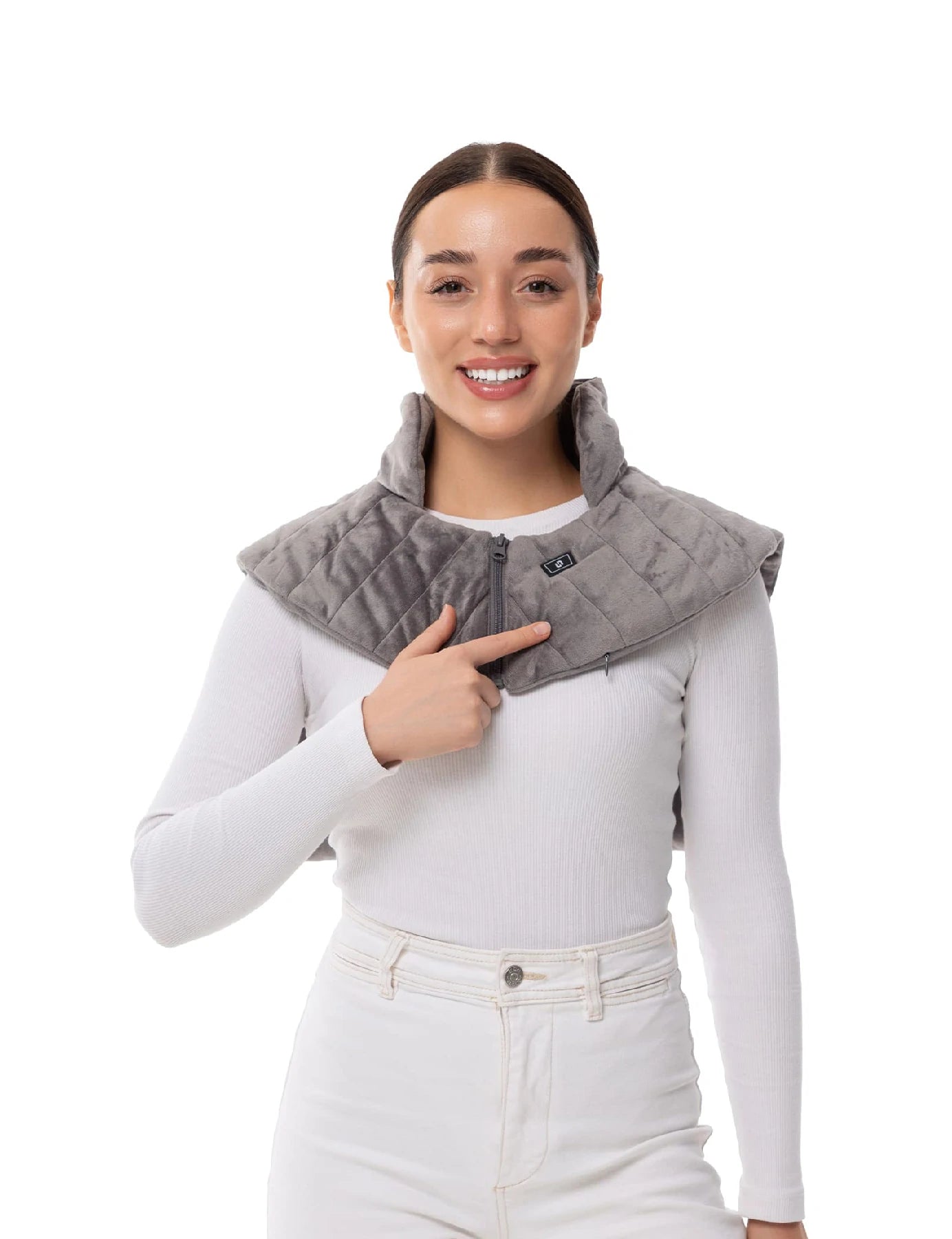 Hennchee weighted cordless heating pad grey front view worn by woman