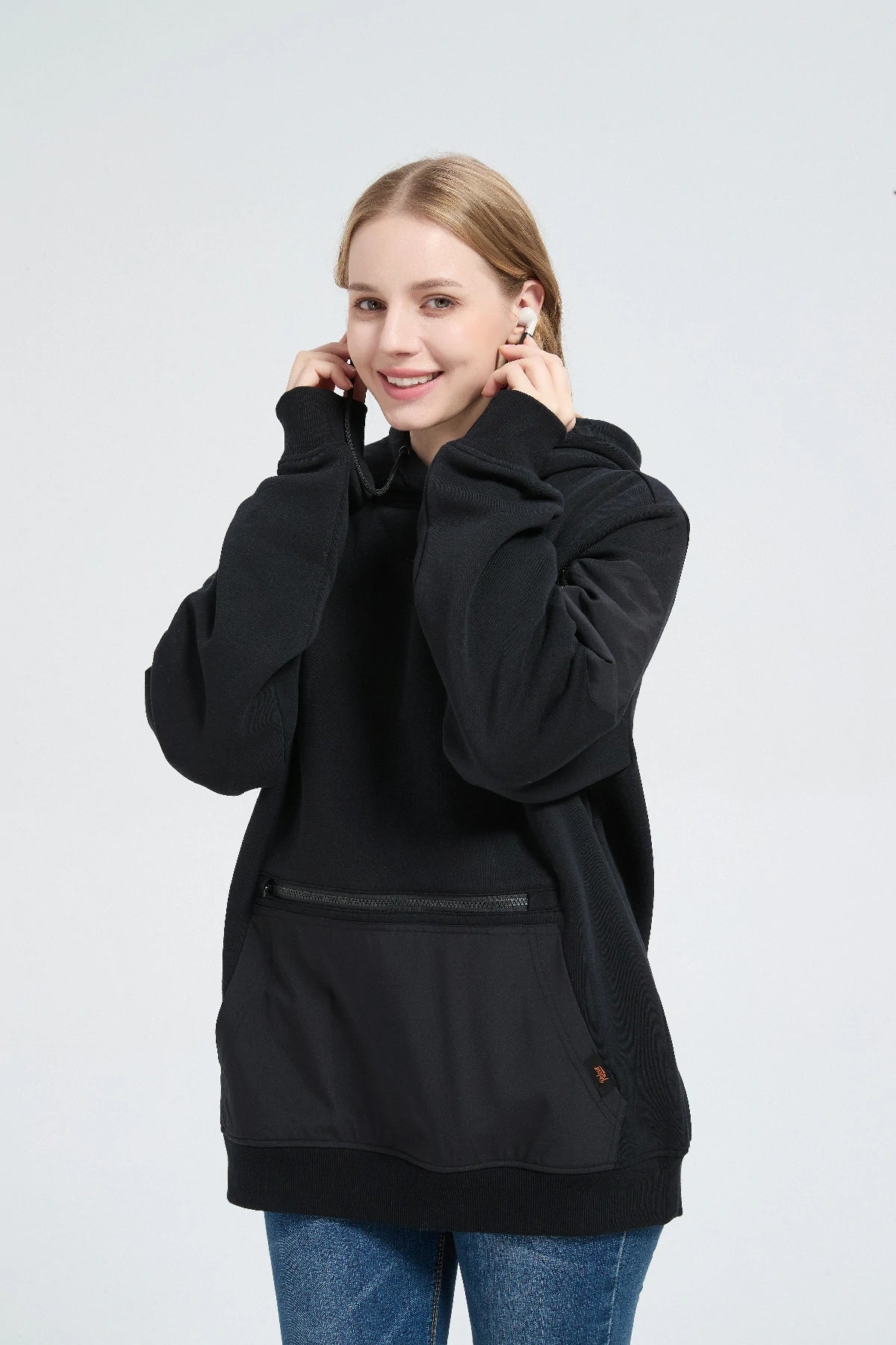 Multiple pockets for smarter travel featuring a hidden sleeve zipper pocket and kangaroo pocket on Relexit hoodie