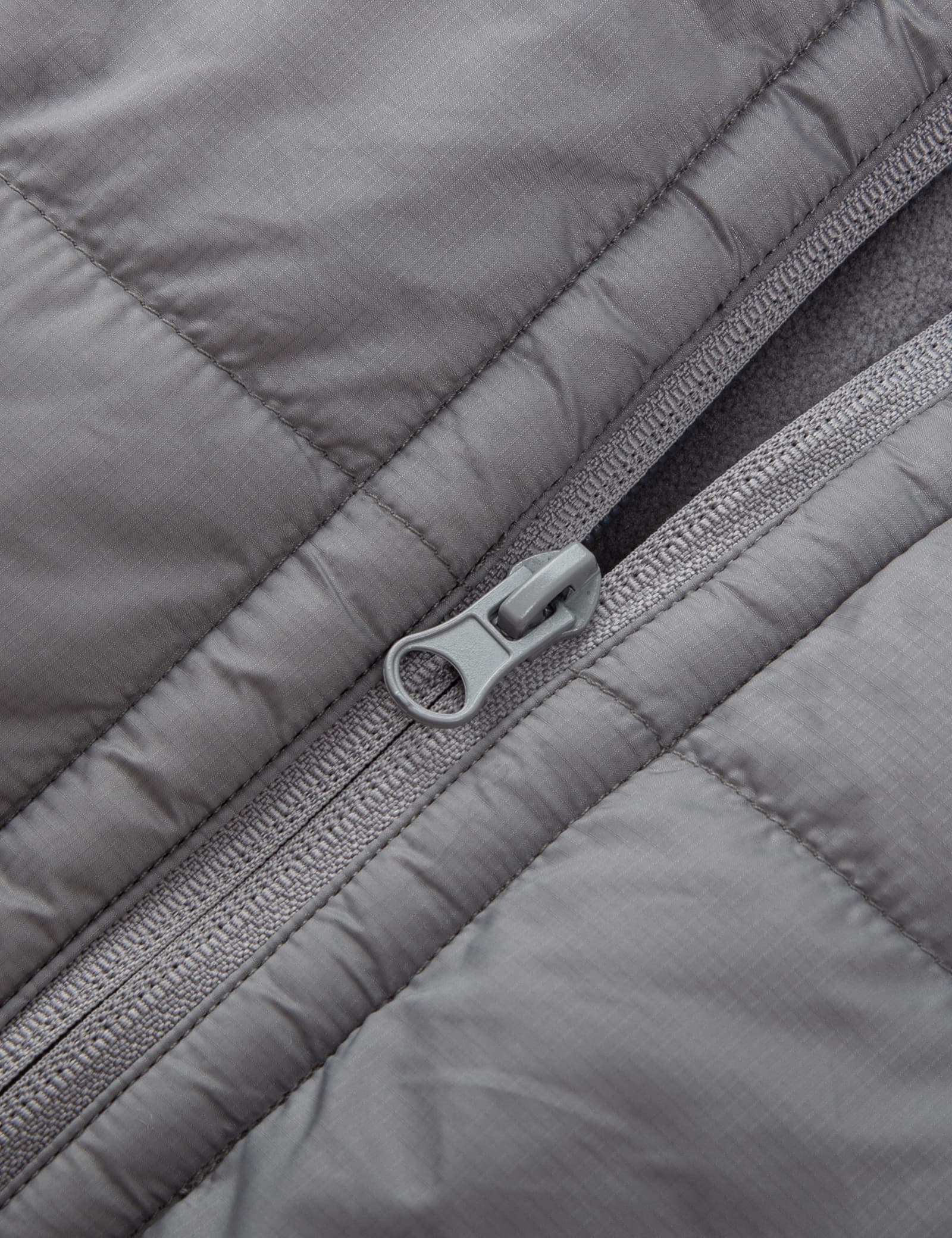 Hennchee women's grey 12V heated poncho durable zipper close up